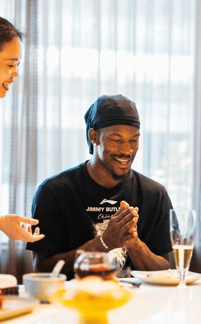 穆古鲁扎焦点对战，巴特勒与80激战中国队分钟，重返赛场胜负难料！引发球迷热议的简单介绍